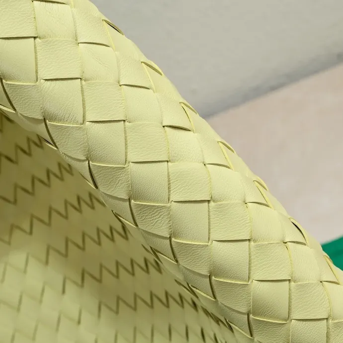 Batch 2160 #Bv New large HOP bag, the bag body and handles are made of a whole piece of woven leather. The bag body is soft and lazy. Hop symbolizes the praise of innovation and eternal craftsmanship [love]. The pyramid silhouette combines practicality and fashion. Modern and casual, the bag mouth is double-sided closed design, more convenient and safe! The cowhide texture also makes the bag more wear-resistant and durable. A must-have for fashionable ladies who like minimalism yet comfortable and casual! Size: 54x24x13, Model: 3970#